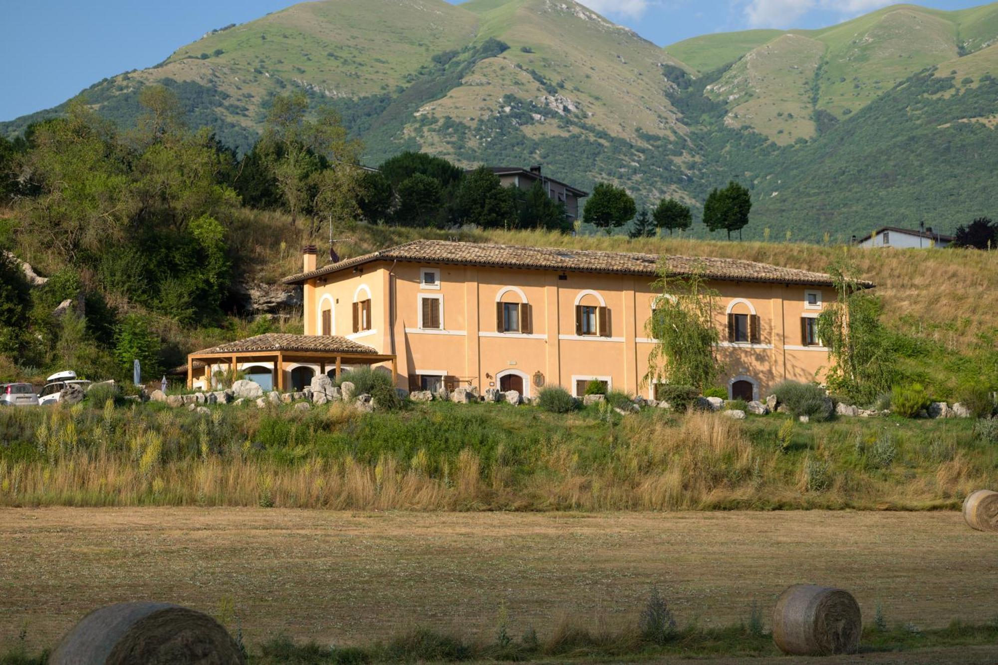 Bed and Breakfast Il Casale San Martino Норча Экстерьер фото